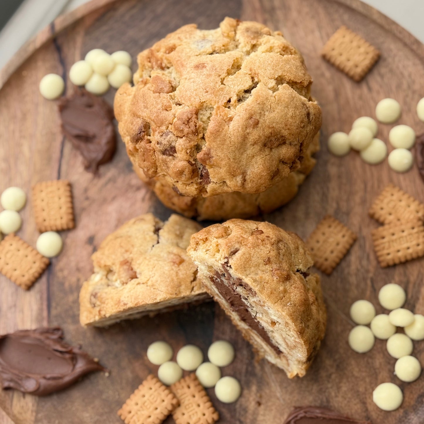 Leibniz white chocolate chip Cookie mit Haselnusscreme-Füllung