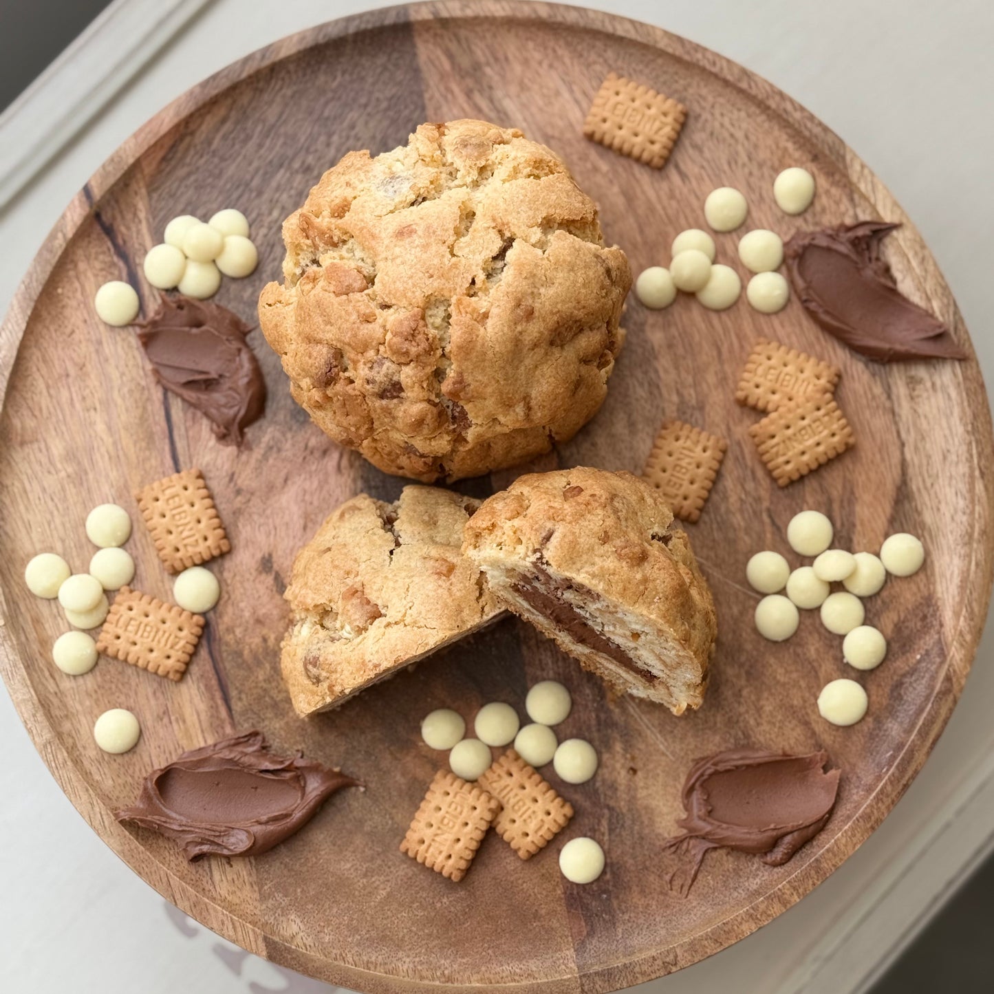 Leibniz white chocolate chip Cookie mit Haselnusscreme-Füllung