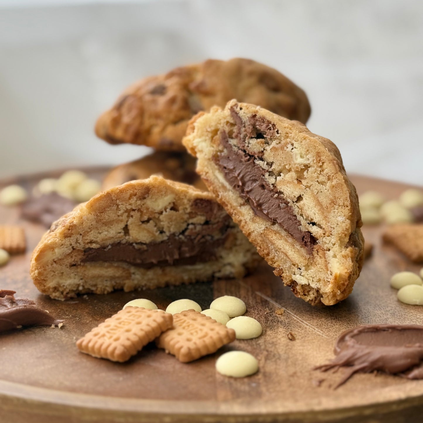 Leibniz white chocolate chip Cookie mit Haselnusscreme-Füllung