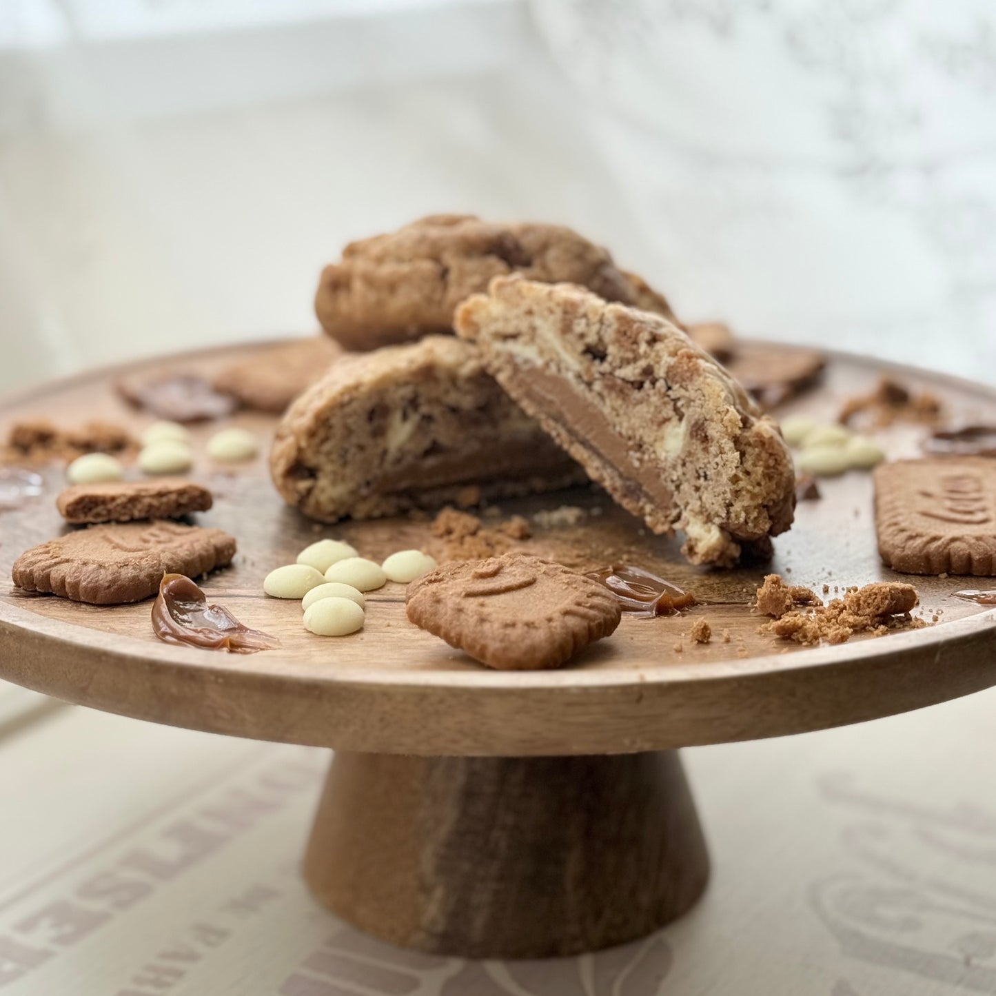 Lotus Biscoff white chocolate chip Cookie mit Biscoff-Füllung