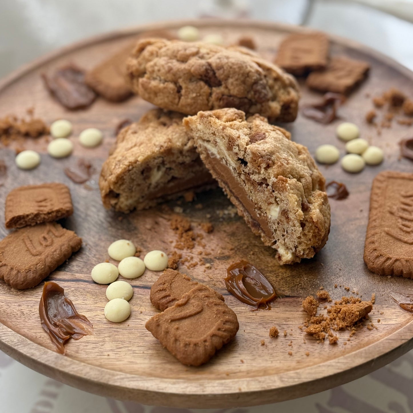 Lotus Biscoff white chocolate chip Cookie mit Biscoff-Füllung