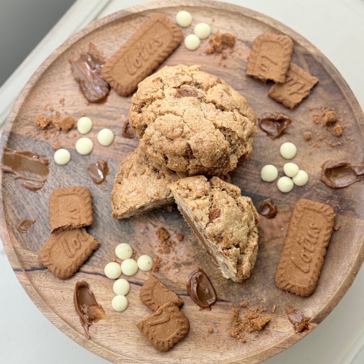 Lotus Biscoff white chocolate chip Cookie mit Biscoff-Füllung