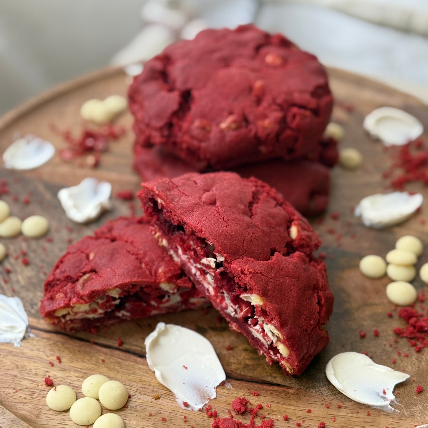 Red Velvet white chocolate chip Cookie mit Frischkäse-Füllung