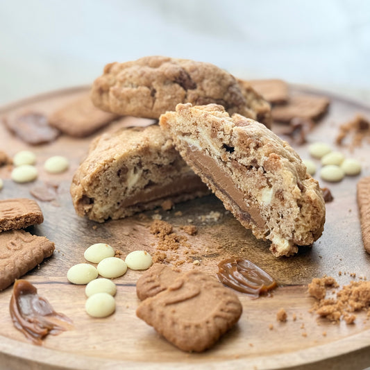 Lotus Biscoff white chocolate chip Cookie mit Biscoff-Füllung