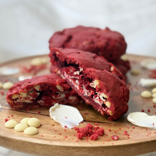 Red Velvet white chocolate chip Cookie mit Frischkäse-Füllung